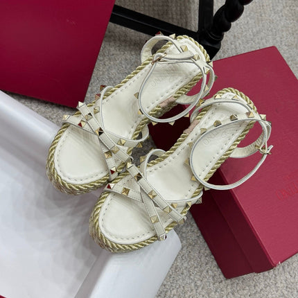VLTN HIGH WEDGE STUDDED SANDALS 25S 100 MM IN CREAM WHITE CALFSKIN