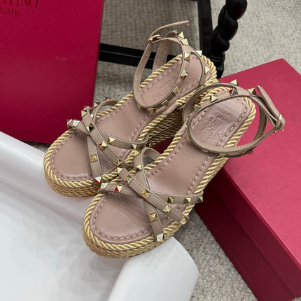 VLTN HIGH WEDGE STUDDED SANDALS 25S 100 MM IN SOFT ROSEWOOD BROWN CALFSKIN