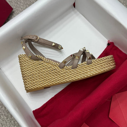 VLTN HIGH WEDGE STUDDED SANDALS 25S 100 MM IN SOFT ROSEWOOD BROWN CALFSKIN