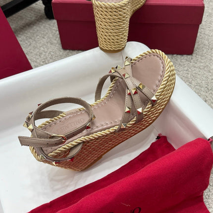 VLTN HIGH WEDGE STUDDED SANDALS 25S 100 MM IN SOFT ROSEWOOD BROWN CALFSKIN