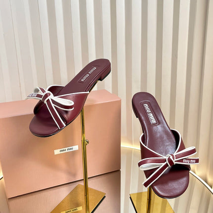 SLIDES SANDALS IN BURGUNDY RED CALFSKIN BOW IN TRAP