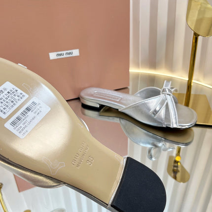 SLIDES SANDALS IN SILVER PATENT CALFSKIN BOW IN TRAP