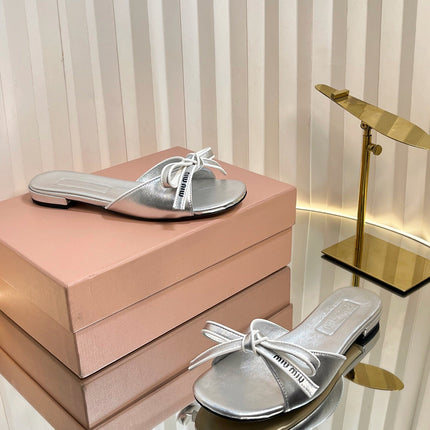 SLIDES SANDALS IN SILVER PATENT CALFSKIN BOW IN TRAP