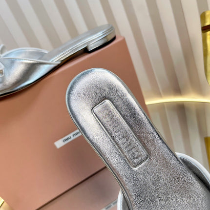 SLIDES SANDALS IN SILVER PATENT CALFSKIN BOW IN TRAP