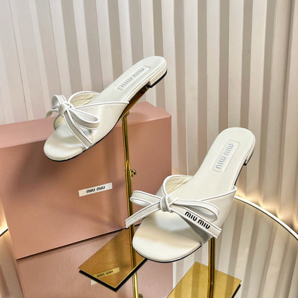 SLIDES SANDALS IN WHITE CALFSKIN BOW IN TRAP