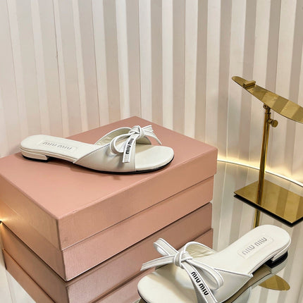 SLIDES SANDALS IN WHITE CALFSKIN BOW IN TRAP