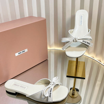 SLIDES SANDALS IN WHITE CALFSKIN BOW IN TRAP