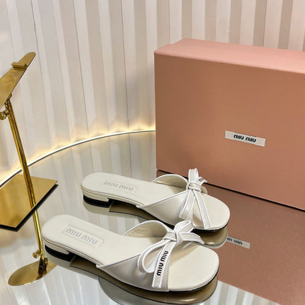 SLIDES SANDALS IN WHITE CALFSKIN BOW IN TRAP