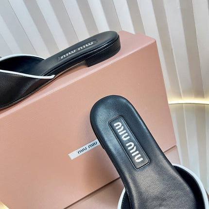 SLIDES SANDALS IN BLACK WITH WHITE BORDER CALFSKIN BOW IN TRAP