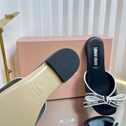 SLIDES SANDALS IN BLACK WITH WHITE BORDER CALFSKIN BOW IN TRAP