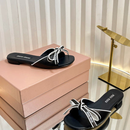 SLIDES SANDALS IN BLACK WITH WHITE BORDER CALFSKIN BOW IN TRAP