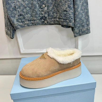 TRIANGLE LOGO MULES IN BEIGE SUEDE AND SHEARLING LINING
