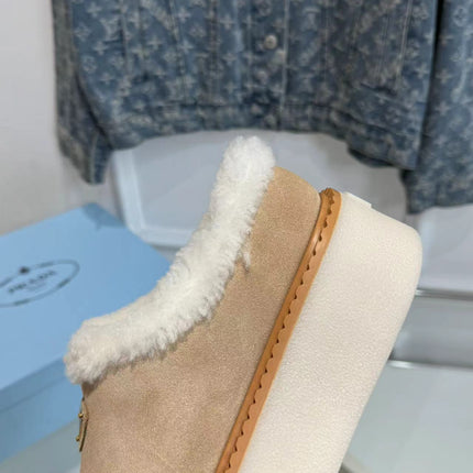 TRIANGLE LOGO MULES IN BEIGE SUEDE AND SHEARLING LINING