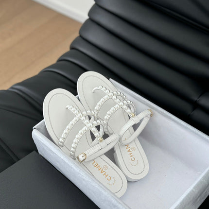 MULE SLIPPERS WITH PEARL CHAIN IN WHITE LAMBSKIN
