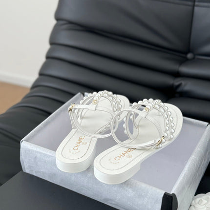 MULE SLIPPERS WITH PEARL CHAIN IN WHITE LAMBSKIN