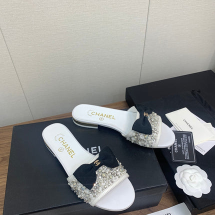 BOW SLIPPERS IN WHITE LAMBSKIN WITH RHINESTONES