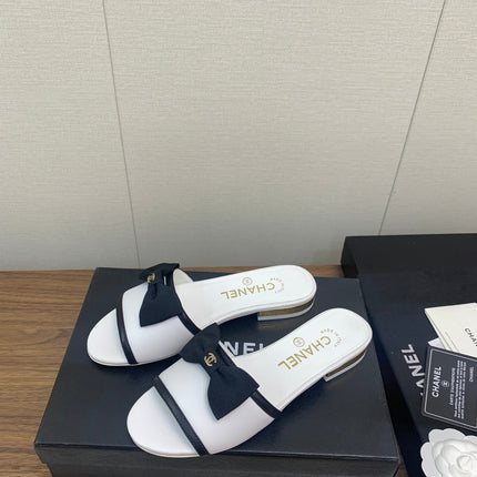 BOW SLIPPERS IN WHITE LAMBSKIN