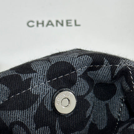 LARGE DRAWSTRING FLORAL PRINT SHOULDER BAG 39 IN BLACK MIX GREY DENIM