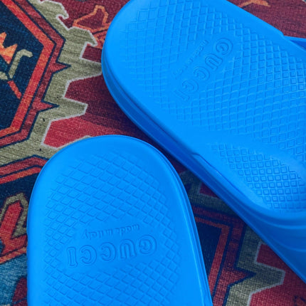 GG INTERLOCKING G SLIDE SANDAL BRIGHT BLUE RUBBER