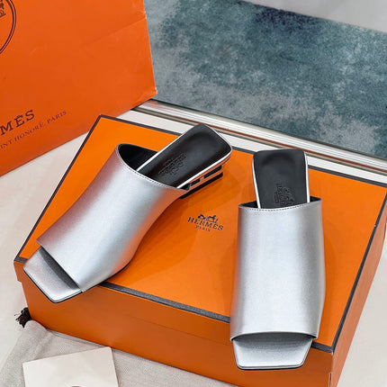 IDOLE SANDAL IN SILVER CALFSKIN