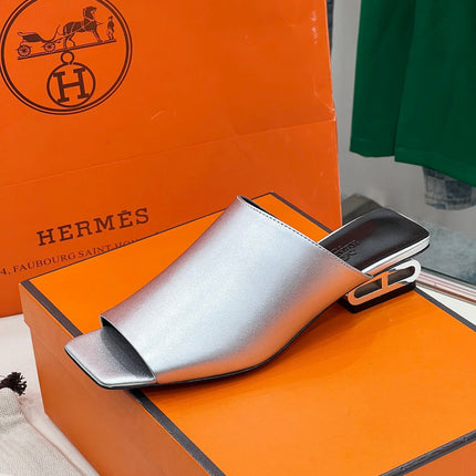 IDOLE SANDAL IN SILVER CALFSKIN