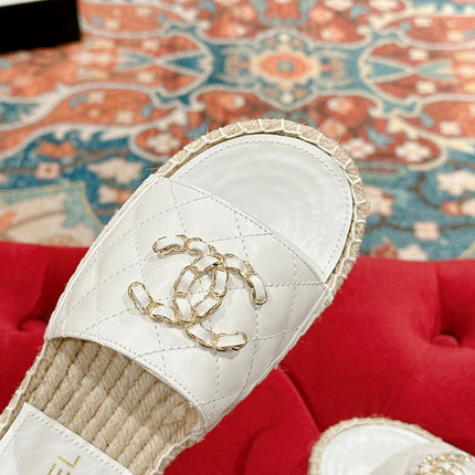 FLAT SLIPPERS IN WHITE LAMBSKIN AND WOVEN WITH LOGO