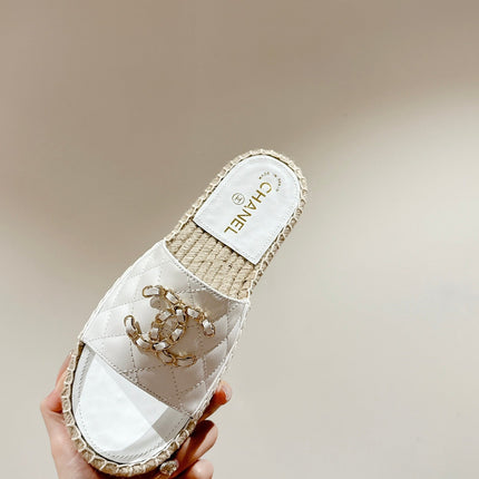 FLAT SLIPPERS IN WHITE LAMBSKIN AND WOVEN WITH LOGO