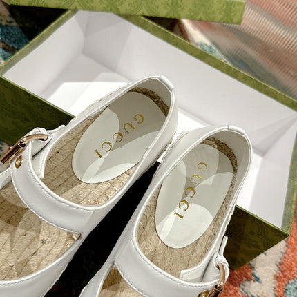 GG CROSS STRAP FLAT SHOES IN WHITE CALFSKIN WITH STRAW SOLE
