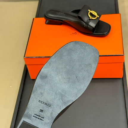 ISLE SANDAL IN BLACK CALFSKIN