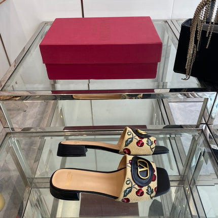 VLTN HIGH HEEL 25S 30 MM IN BEIGE FABRIC AND BLACK LAMBSKIN WITH EMBROIDERED CHERRY MOTIF
