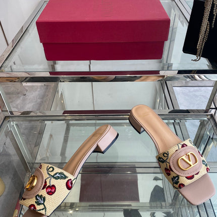 VLTN HIGH HEEL 25S 30 MM IN BEIGE FABRIC AND MUTED PINK LAMBSKIN WITH EMBROIDERED CHERRY MOTIF