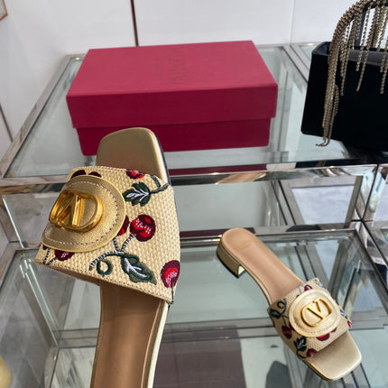 VLTN HIGH HEEL 25S 30 MM IN BEIGE FABRIC AND GOLD LAMBSKIN WITH EMBROIDERED CHERRY MOTIF
