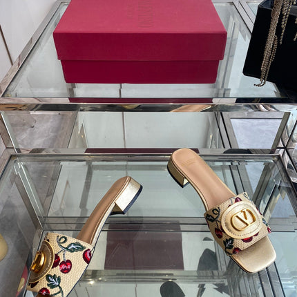 VLTN HIGH HEEL 25S 30 MM IN BEIGE FABRIC AND GOLD LAMBSKIN WITH EMBROIDERED CHERRY MOTIF