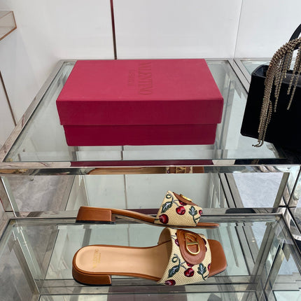 VLTN HIGH HEEL 25S 30 MM IN BEIGE FABRIC AND BROWN LAMBSKIN WITH EMBROIDERED CHERRY MOTIF