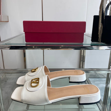 VLTN HIGH HEEL 25S 30 MM IN WHITE LAMBSKIN WITH GOLD HARDWARE