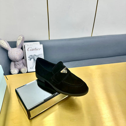 LOAFERS ATTACHED TRIANGLE LOGO IN BLACK SUEDE