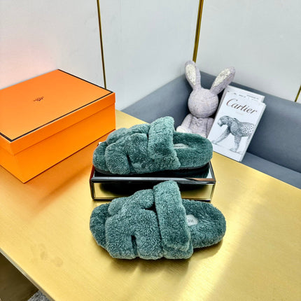 CHYPRE SANDAL IN FOREST GREEN SHEARLING