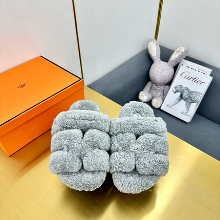 CHYPRE SANDAL IN CLOUD GRAY SHEARLING