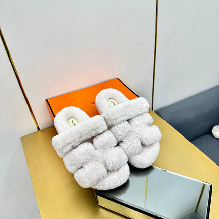 CHYPRE SANDAL IN WHITE SHEARLING