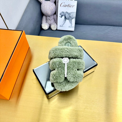 CHYPRE SANDAL IN JADE GREEN SHEARLING