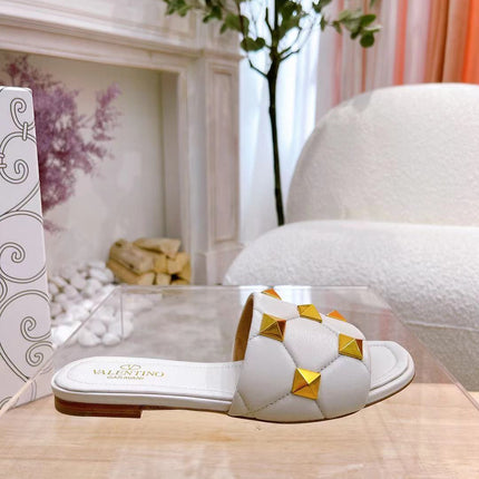 STUD FLAT SLIDE IN WHITE LAMBSKIN