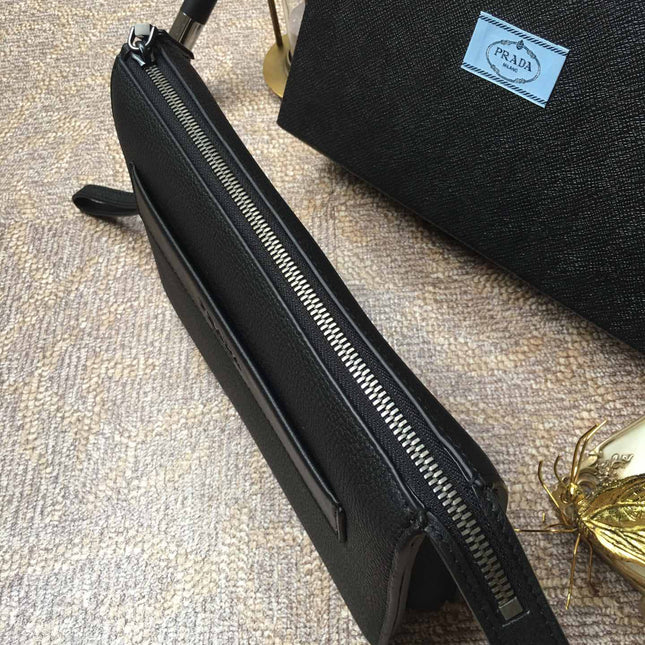 CLUTCH 26 IN BLACK DEERSKIN EMBOSSED LOGO