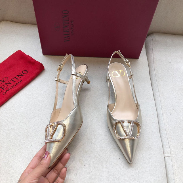 VLOGO SIGNATURE SILVER PATENT LEATHER SLINGBACK PUMP