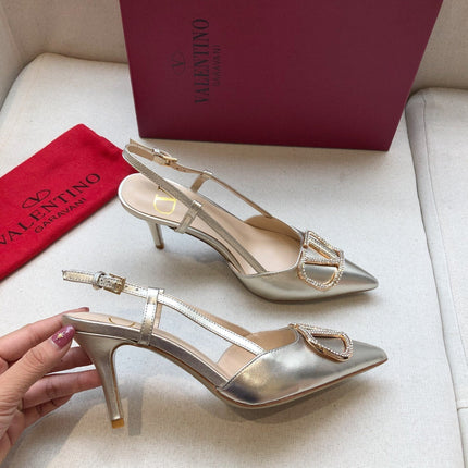 VLOGO SIGNATURE SILVER PATENT LEATHER SLINGBACK PUMP