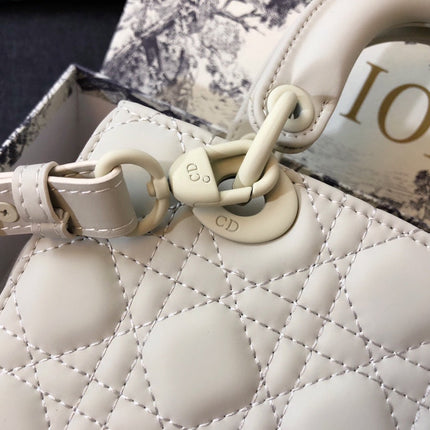 MEDIUM LADY 20 BAG IN WHITE CALFSKIN