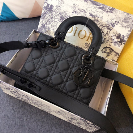 MEDIUM LADY 20 BAG IN BLACK CALFSKIN