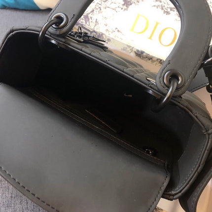 MEDIUM LADY 20 BAG IN BLACK CALFSKIN