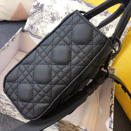 MEDIUM LADY 20 BAG IN BLACK CALFSKIN