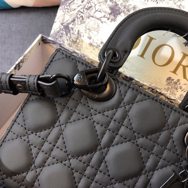 MEDIUM LADY 20 BAG IN BLACK CALFSKIN