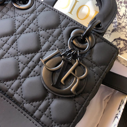 MEDIUM LADY 20 BAG IN BLACK CALFSKIN